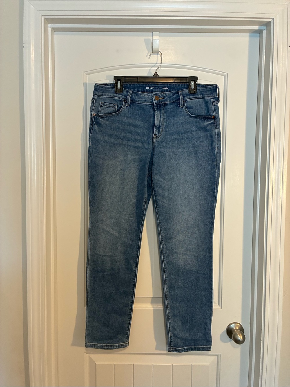 Old Navy Straight Leg Women's Jeans in Mid Blue